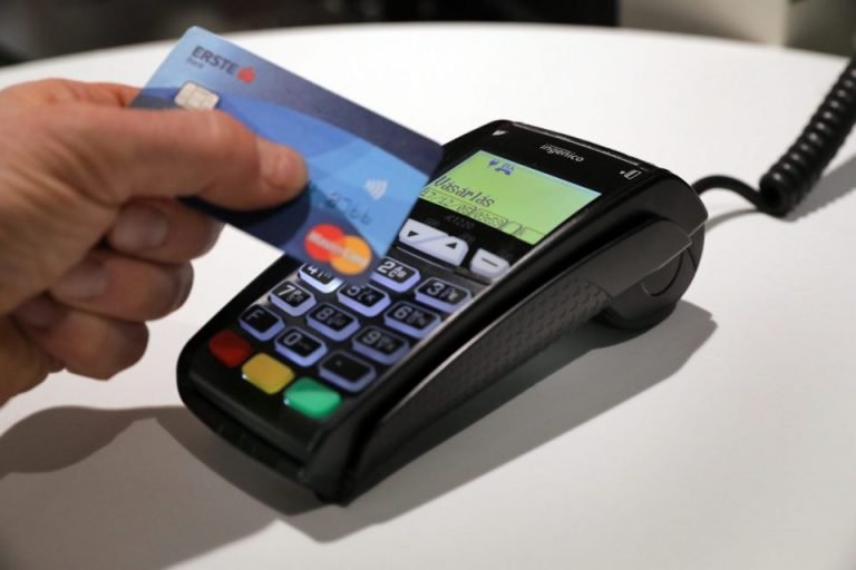 Hamarosan rengeteg bankkártyát fognak letiltani, erre mindenkinek figyelnie kell ünnepek előtt!