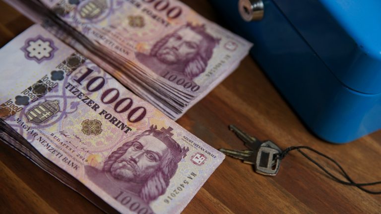 100 ezer forintot kapnak sokan a Kincstártól a héten