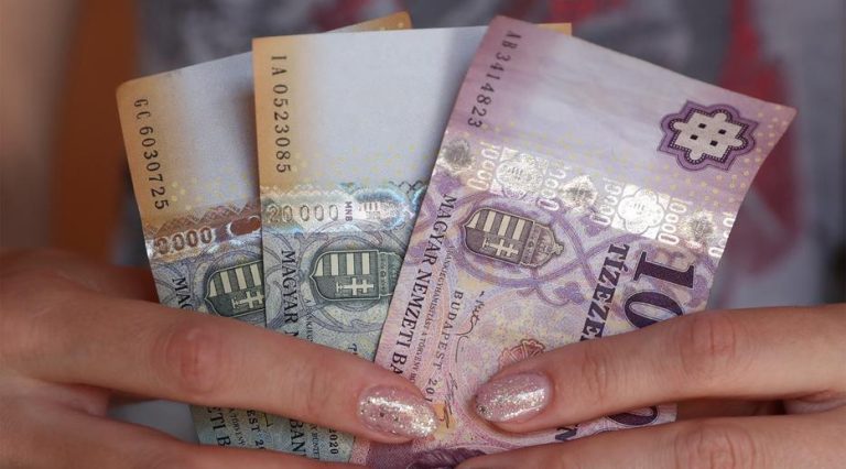 Figyelje a bankszámláját! Érkeznek az utalások, rengeteg embernek jön pénz!