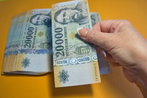 Így fog érkezni a családi pótlék és a pluszpénz, van aki közel 180,000.-ft kap!