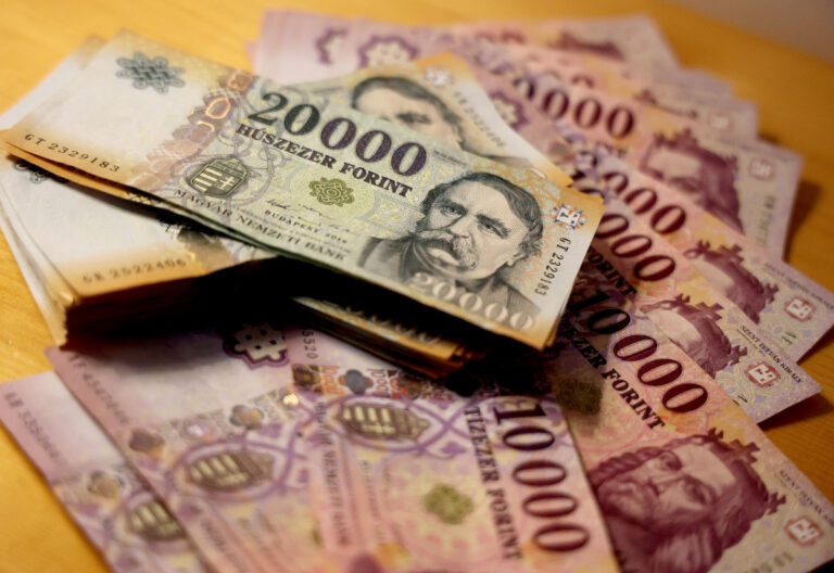 Adóvisszatérítés: Több százezer forintot kaphatnak vissza a családok.