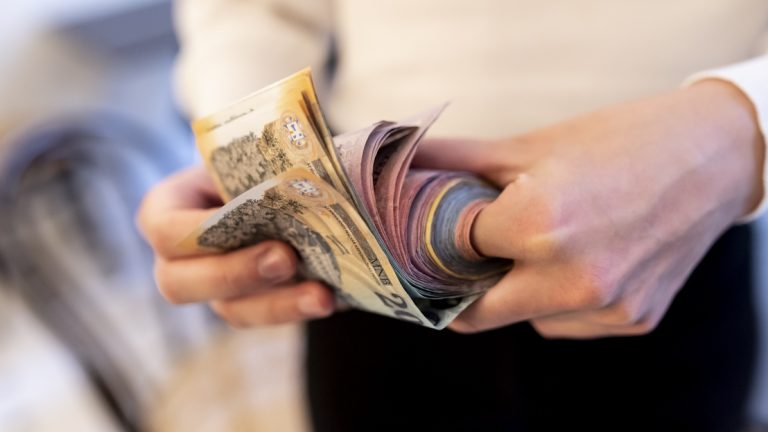 Itt az 500 ezer forintos támogatás, Karácsonyig sokan meg is kapják a pénzt!