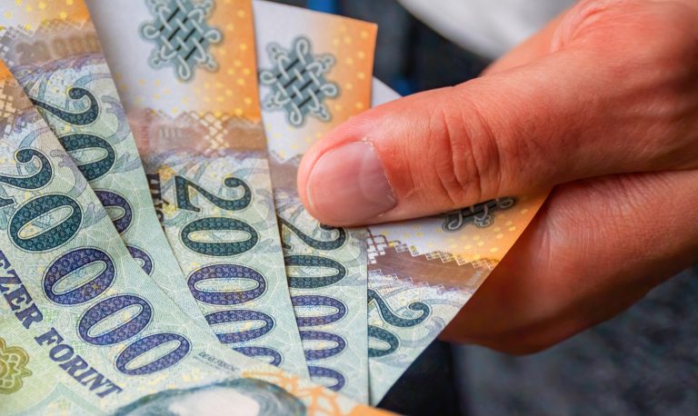 100,000 forint pluszpénzt kapnak a nyugdíjasok!