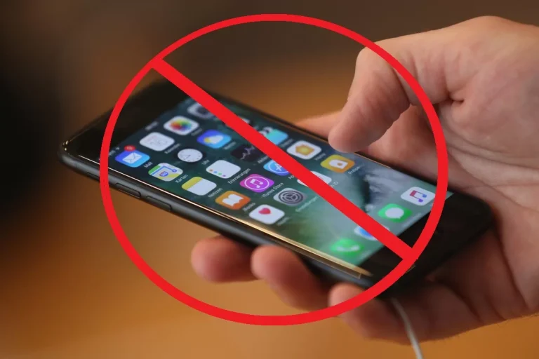 Döntöttek: megtiltják a fiataloknak a közösségi média használatát!