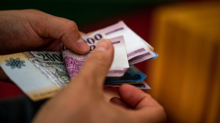 Hatalmas fizetésemelés jön itthon, elérhetik a 1,5 millió forintos összeget a bérek!