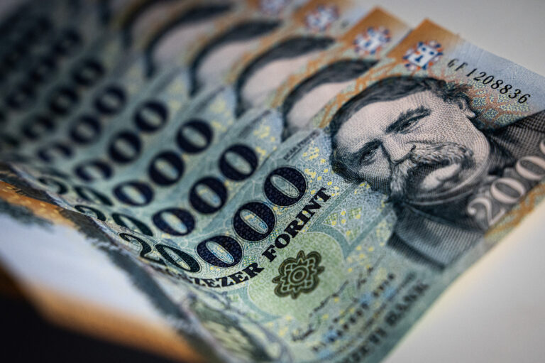 Béremelést jelentett be a Kormány, 2026 januártól ennyivel emelik meg a fizetéseket!