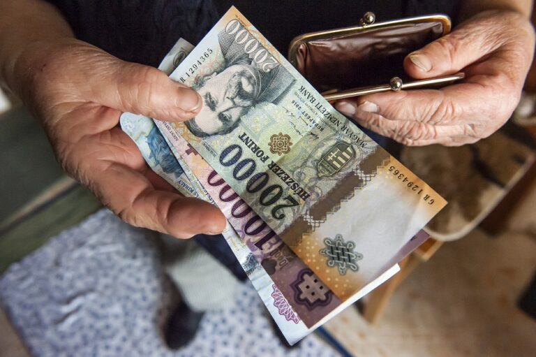 Évi 100 ezer forint pluszpénzt ad az állam rengeteg Magyarnak!