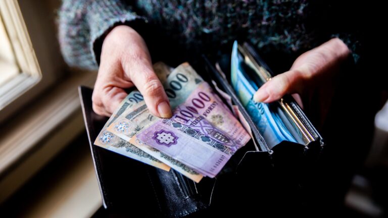 Rossz hír érkezett, ha 246 ezer forint alatt van a nyugdíja!