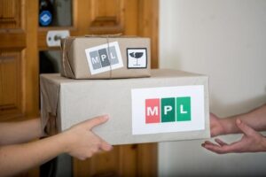 Fontos csomag érkezik sok nyugdíjasnak! Ezt a számot kell hívniuk, ha kibontották!
