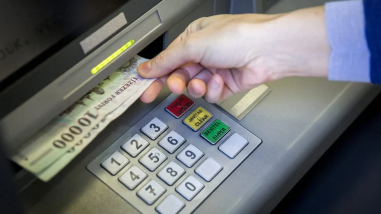 Hozzányúl a kormány a készpénzfelvételhez!