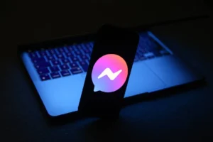 A Messenger.com megszűnése 2026 április, félig lecsukott laptop.