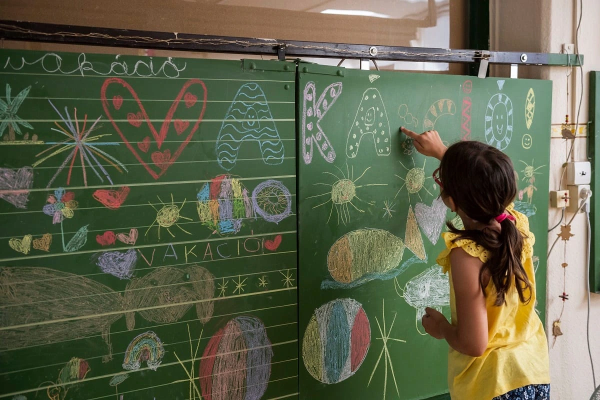 A 2026-os rekordrövid nyári szünetet jelképező VAKÁCIÓ felirat iskolai táblán.