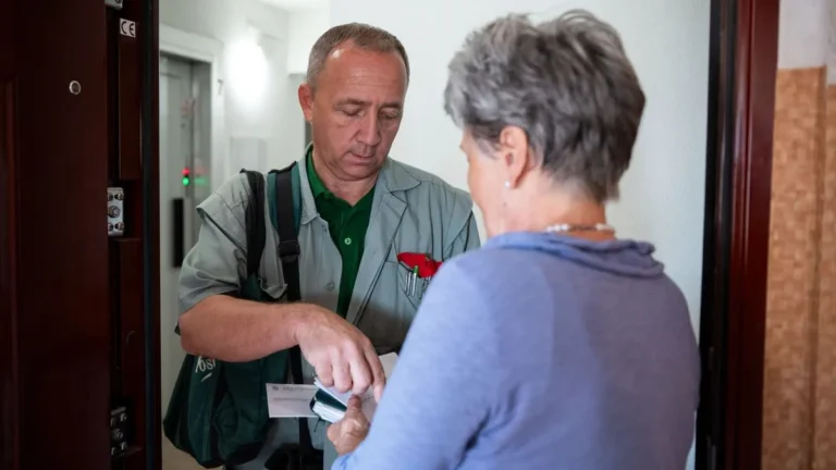 Fontos levelet hoz a postás: nyugdíjasok százezrei kapnak utalványt