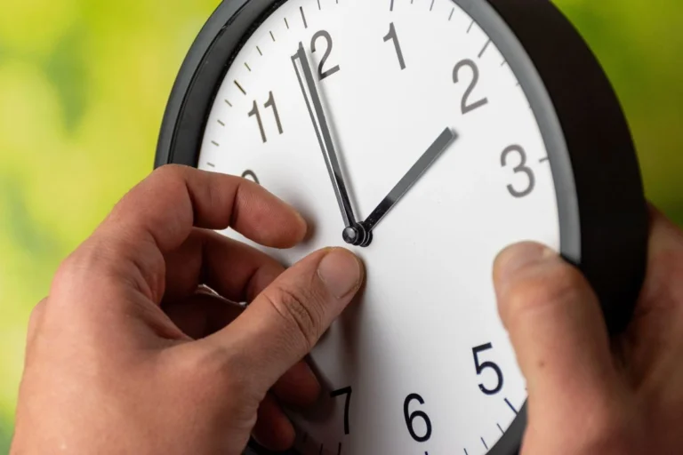 Óraátállítás: ezen a hétvégén kell visszatekerni az órákat – sokan rosszul tudják