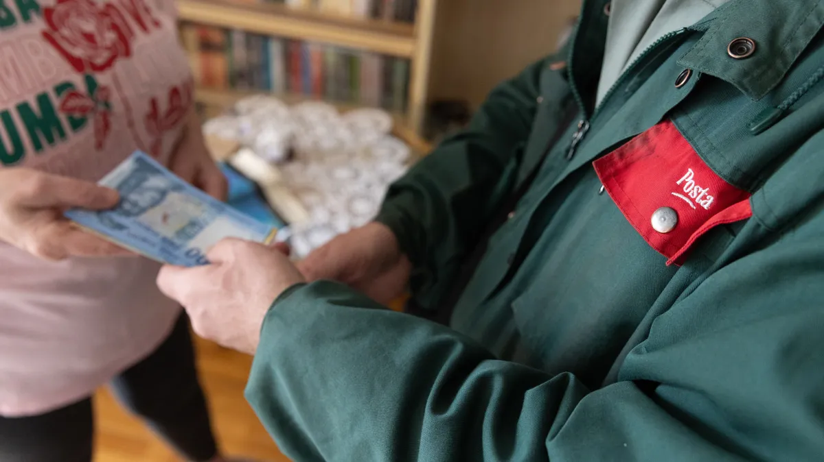 Jó hír a nyugdíjasoknak, holnap 580 Ezer forintot visz sokaknak a postás!