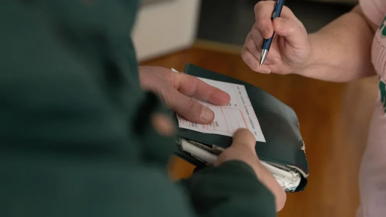 Érkezik az újabb utalvány a 65 év alatti nyugdíjasoknak!