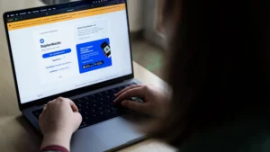 Szolgálati idő lekérdezése online a nyugdíjhoz – számítógépet használó személy.