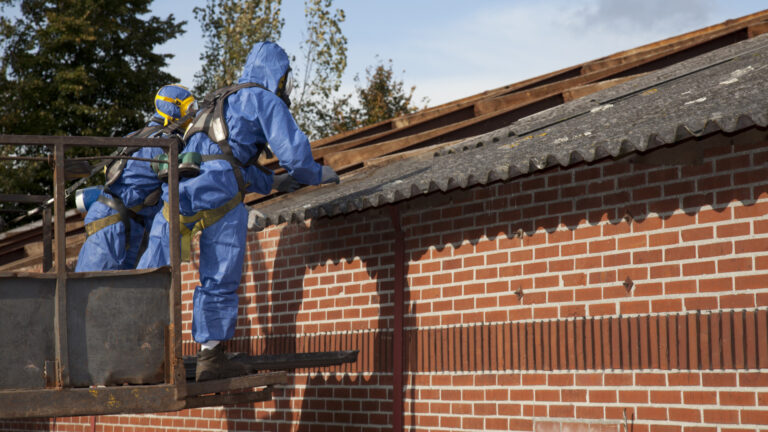 Azbesztmentesítés pályázat 2026: ingyen elszállítják a veszélyes anyagot