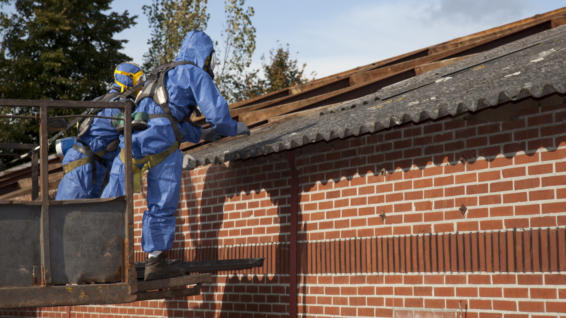 Azbesztmentesítés pályázat 2026: ingyen elszállítják a veszélyes anyagot