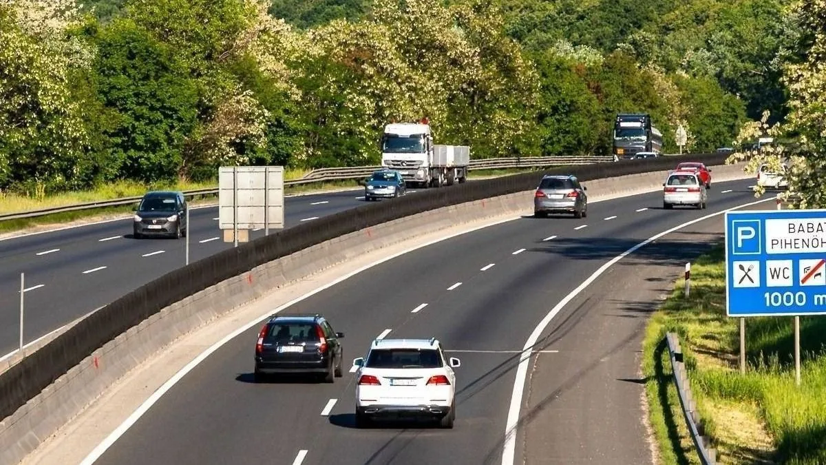 Akár 150 ezer forintra is bírságolhatják, ha ennél lassabban megy az autópályán!