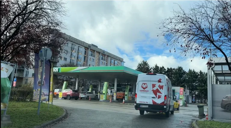 Kígyózó sorok a kutakon: A pánikvásárlás okozhat átmeneti üzemanyaghiányt?