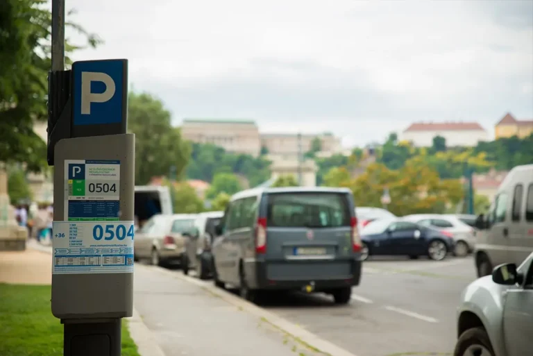 Mától változnak a parkolási díjak: ezt minden autósnak tudnia kell