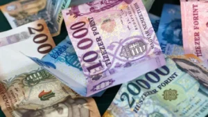 Pluszpénz érkezhet több százezer dolgozónak: visszamenőleg is fizethetnek