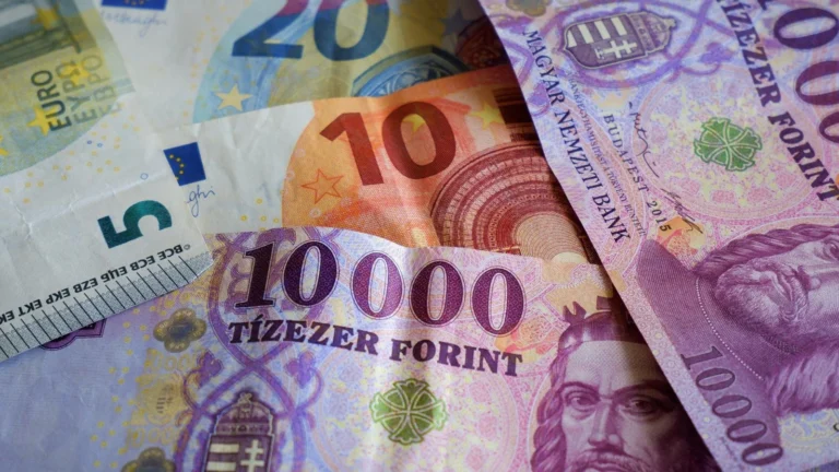 Jöhet a 340 forintos euró? Világszinten is tarol a forint