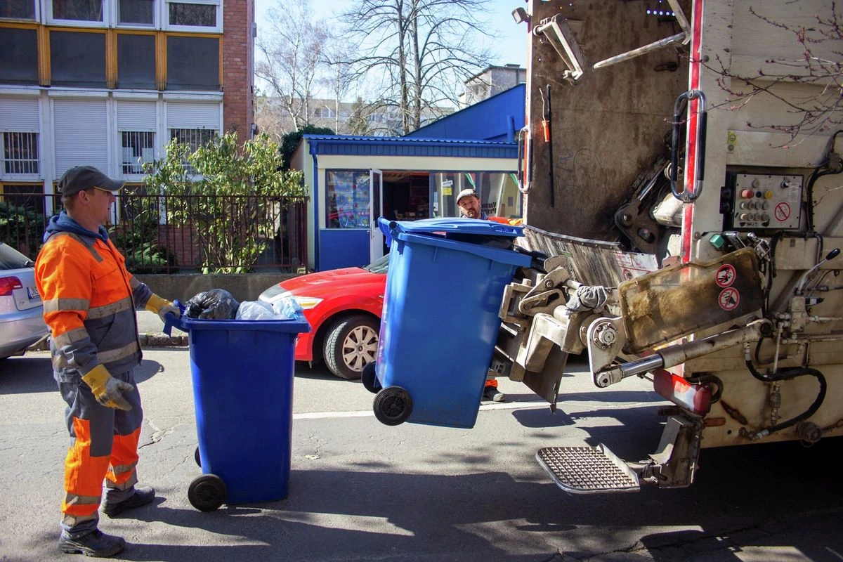 Sokan nem tudnak róla: így járhat kedvezmény a szemétszállításra a nyugdíjasoknak