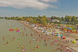 Hatalmas a KÁOSZ A Balatonnál, menekülnek a turisták!