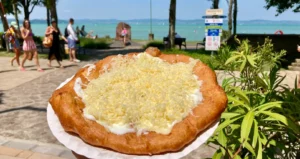 Jobb, ha felkészülsz – Ennyibe kerül 2026-ban egy lángos a Balatonnál