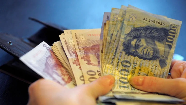 Nyártól sokaknak megszűnik a családi pótlék – sok szülőt érint