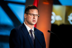 Most derült ki, mennyi pénzt kerestek Gulyás Gergely munkatársai