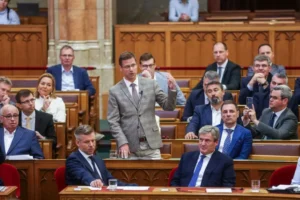 Magyar Péter ismét alkotott a Parlamentben: beült Gulyás elé, mindenki őket figyelte
