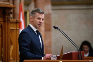 Magyar Péter megmutatta Pintér Sándor luxusminisztériumát