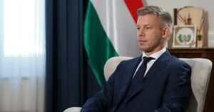 Nagy bejelentést tett Magyar Péter: jöhet a politikusi fizetések csökkentése