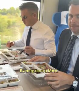 Videón mutatta meg Magyar Péter és Vitézy Dávid a lengyel vonatos menüt