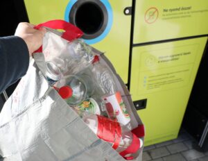 Most közölte a MOHU a kétségbeejtő számokat: bajba kerülhet az 50 forintos visszaváltás?