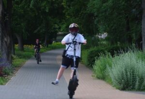 Júliustól korlátozzák az elektromos rollerek használatát ebben a népszerű magyar városban